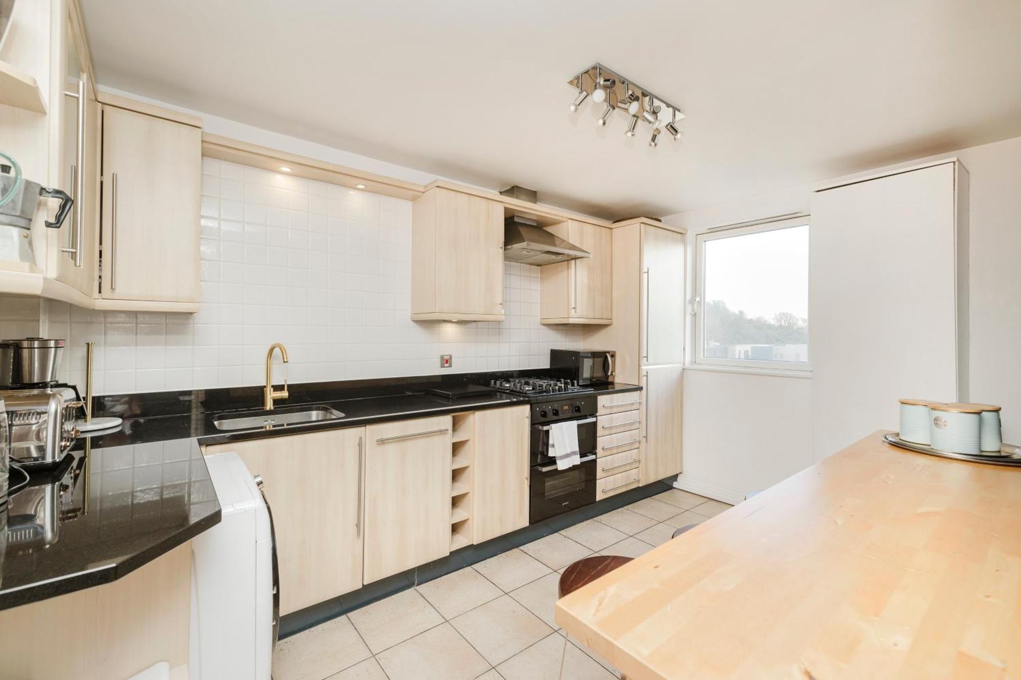 Joivy Stylish Apartment With Balcony In Old Town EDI Eksteriør billede